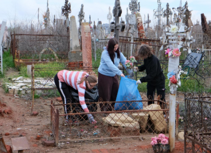В Астрахани продолжают чистить историческую память от мусора