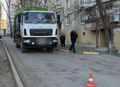 В Астрахани мусоровоз насмерть сбил женщину во дворе дома