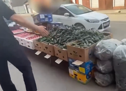На рынке в Астрахани убрали картонные прилавки, мешавшие прохожим и водителям