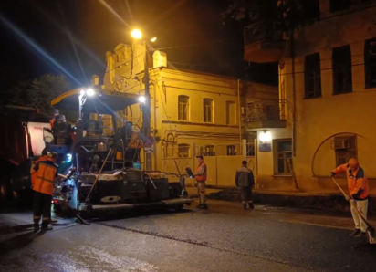 В Астрахани начали ремонт испорченной сточными водами дороги