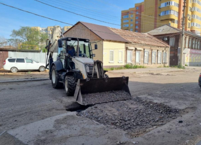В Астрахани на улице Калинина провели подсыпку дороги