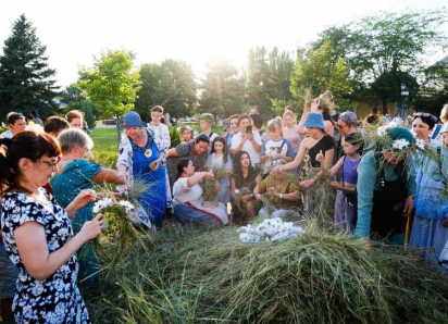 Астраханцы соберутся в гигантскую ромашку в День семьи, любви и верности