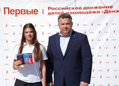Накануне Дня флага мэр Игорь Редькин вручил паспорта астраханским школьникам