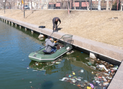 В Астрахани коммунальщики два дня вычищали поверхность Лебединого озера