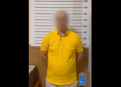 Перерезал провода и разбил дверь: в Астрахани мужчина держал в страхе соседей