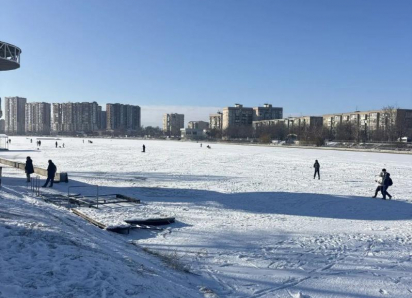 Астраханцы ходили по очень тонкому льду: с опасной зоны их выгнали спасатели