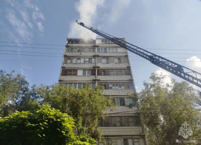 В Астрахани в многоэтажке произошел пожар: есть погибший, а дети были заблокированы в лифте