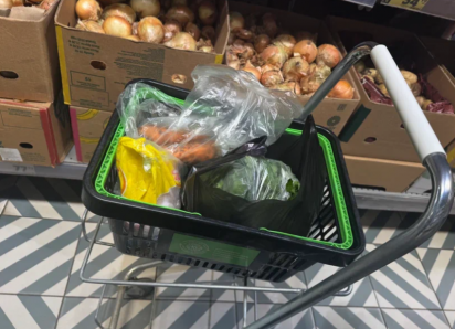 За февраль в Астрахани подорожали еда, книги и сотовая связь