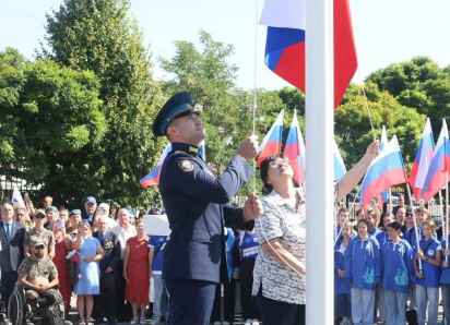 В Астрахани подняли триколор в честь Дня Государственного флага России