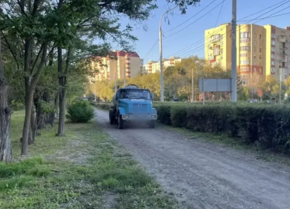 В Астрахани пенсионерка попала под колеса автоцистерны на парковой дорожке