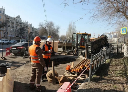 В центре Астрахани канализационные трубы перемещают под пешеходную зону