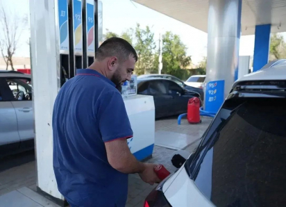 Стал известен график работы АЗС на сегодня: кому продадут бензин