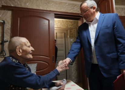 Игорь Мартынов поздравил ветерана Великой Отечественной войны Александра Калмыкова со 101-летием