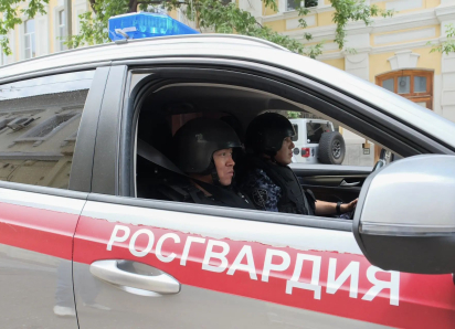 Разнес машины: в Астрахани задержали дебошира