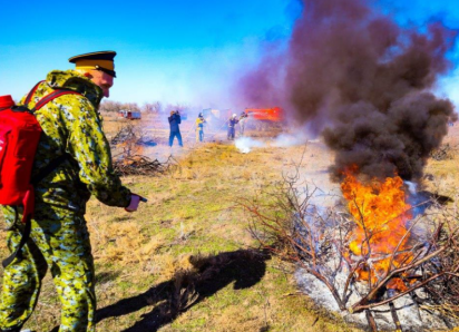 Второй день тренировок: астраханское село спасли от надвигающегося пожара