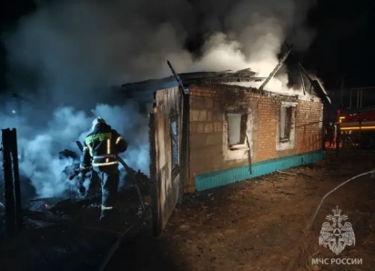 В Астраханской области на ночном пожаре погибли мать и двое детей