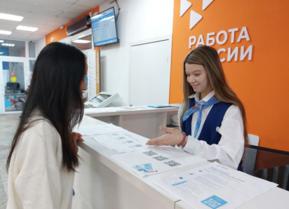 Портрет трудоустроенной астраханки: сколько ей лет и кем она работает