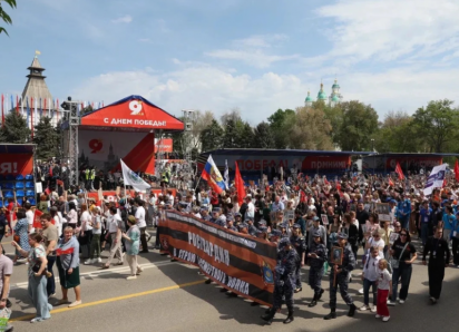 Астраханцы традиционно пронесли портреты героев ВОВ по центральным улицам