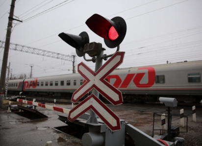 В Астрахани ночью ограничат автодвижение через железнодорожный переезд