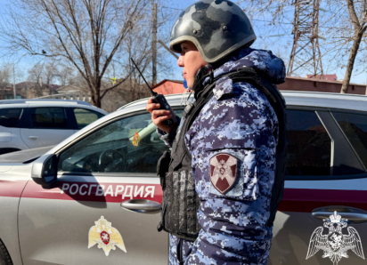 Букеты, конфеты, игрушка: астраханка спрятала краденые вещи в детскую коляску