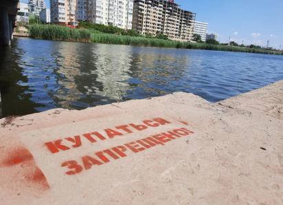 В Астрахани обновляют знаки о запрете купания