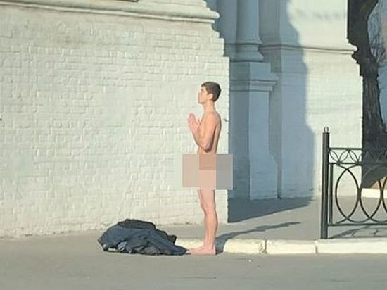 голый парень с рюкзаком