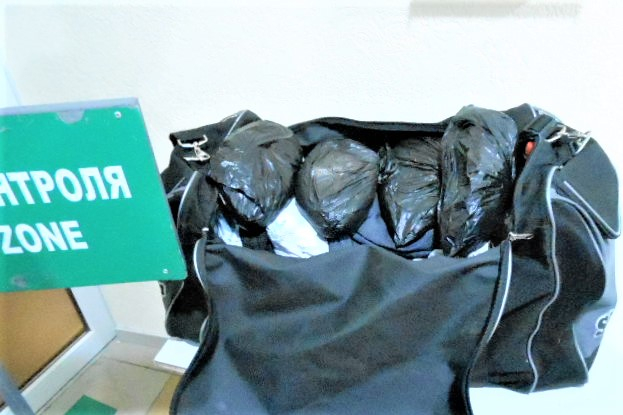 В аэропортах Астрахани и Волгограда таможенники изъяли более 90 кг насвая