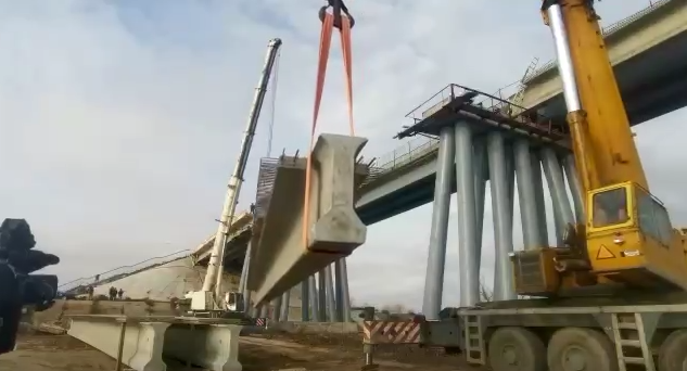 Астраханский губернатор показал, как делают ремонт через реку Белый Ильмень
