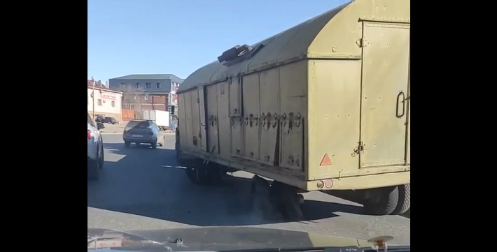 Астраханец поцарапал прицепом без шин новый асфальт на улице Перовской