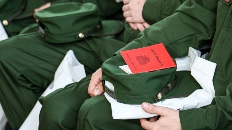 В Астрахани 7 из 10 местных жителей считают, что иммигранты должны проходить военную службу