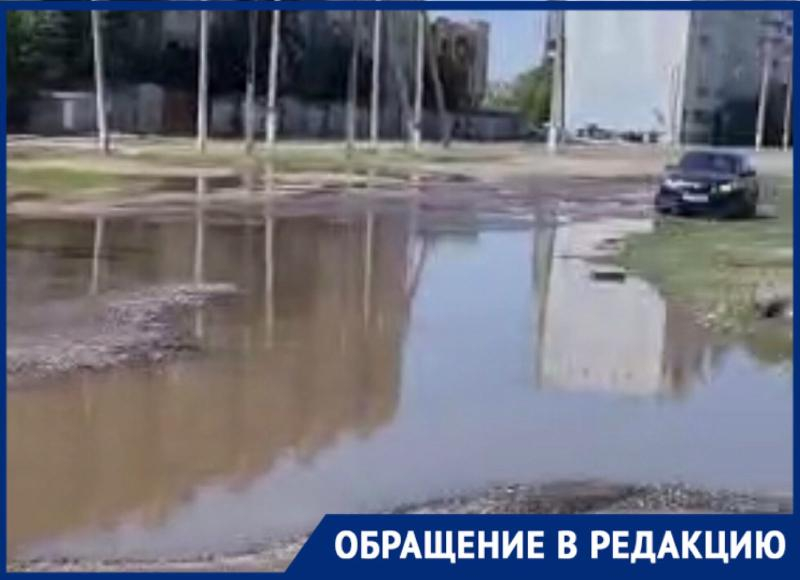 В Астрахани улица Куликова тонет в канализационных водах и бездонных дорожных ямах