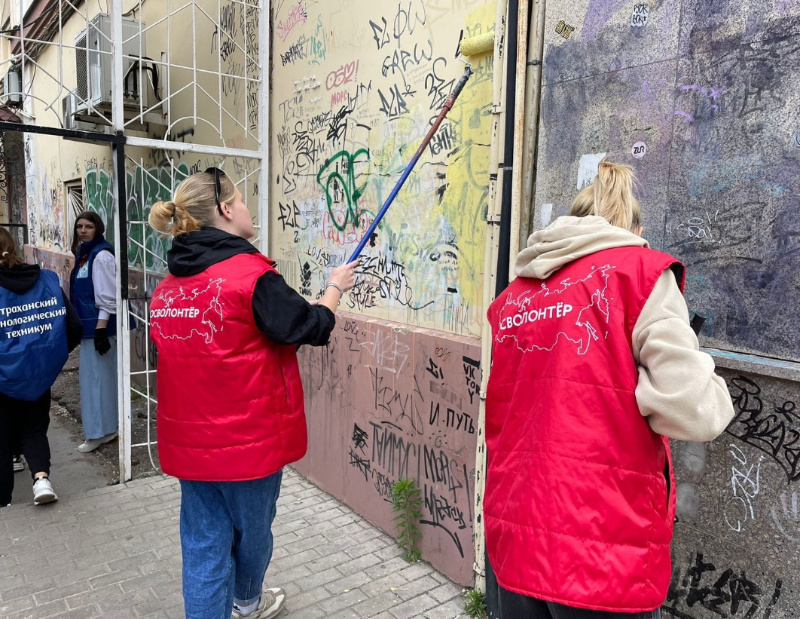 В центре Астрахани закрасили более 700 надписей с рекламой наркотиков