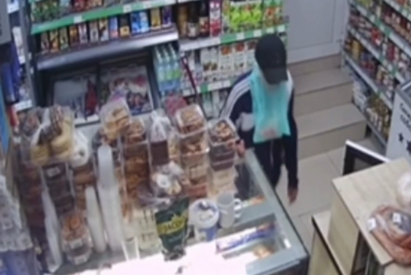 Астраханец с полиэтиленовым пакетом на голове пытался ограбить магазин