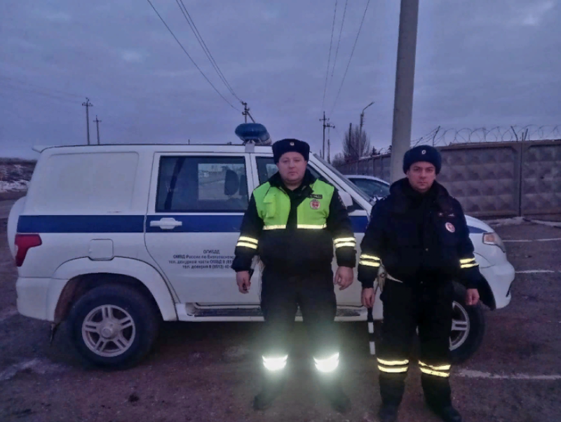 Астраханские госавтоинспекторы спасли замерзавшего в сломанном автомобиле волгоградца