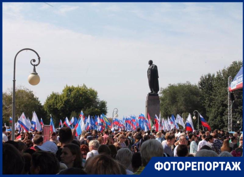 В Астрахани  митинг-концерт в поддержку референдума посетили тысячи астраханцев. Фоторепортаж