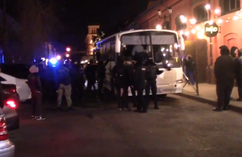 Ночью астраханские полицейские прошлись по барам и задержали 25 человек