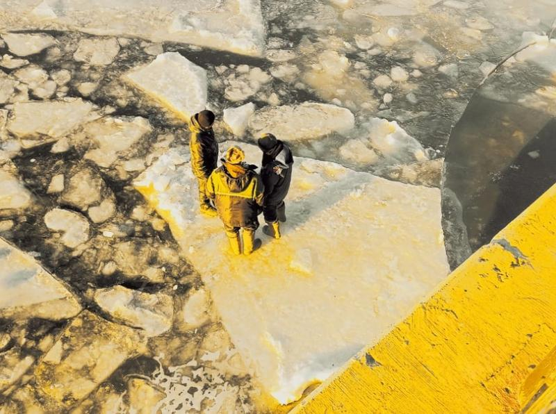 В Астрахани рыбаков на льдине прибило к пирсу у Петровской набережной