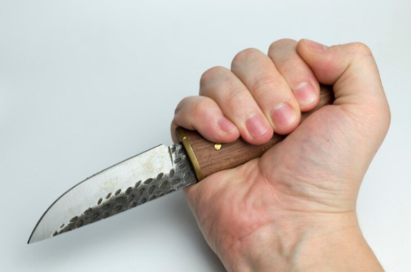В Астрахани мужчина скончался от удара ножом в подмышку