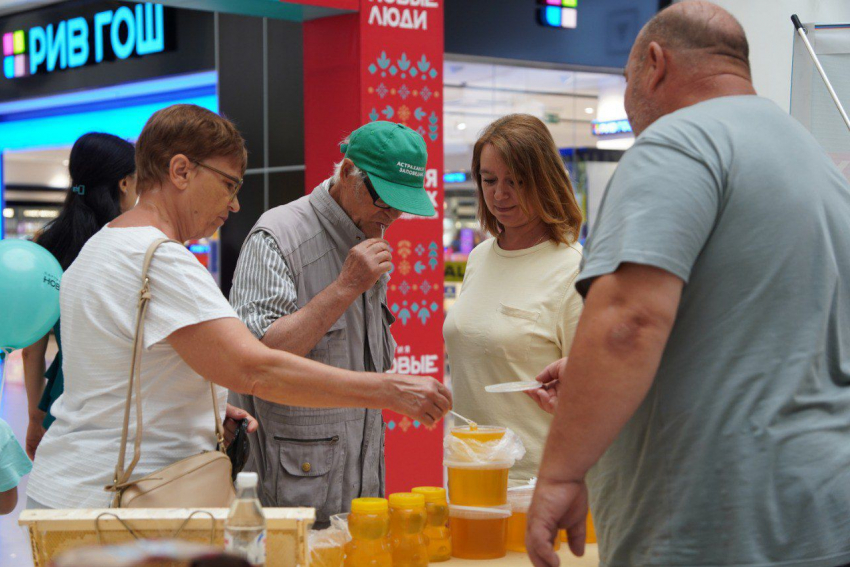 «В России — вкуснее!»: Новые люди провели федеральную акцию в поддержку астраханских предпринимателей