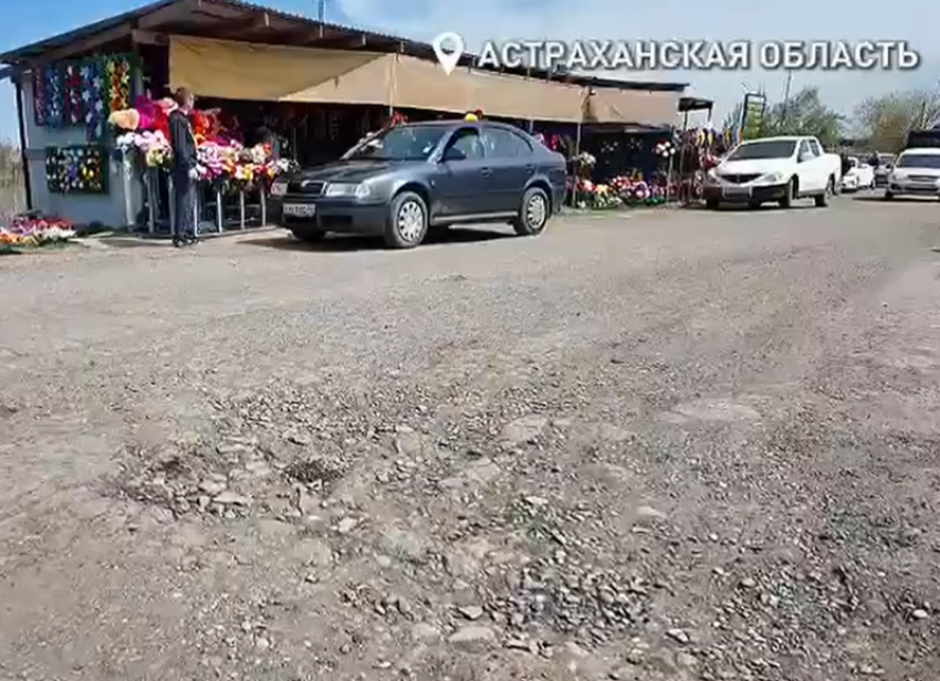 Под Астраханью водители большегрузов разрушают отремонтированную дорогу