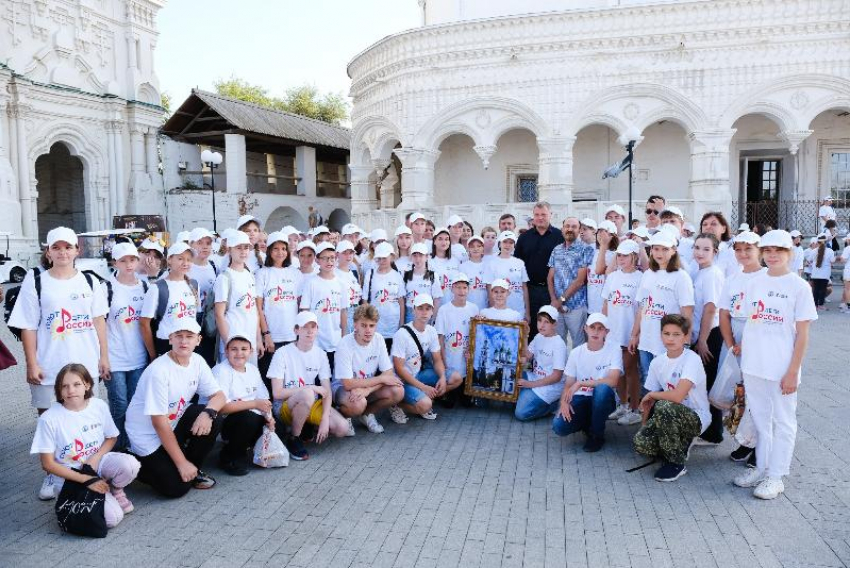 Губернатор Астраханской области встретился с участниками фестиваля «Поют дети России»