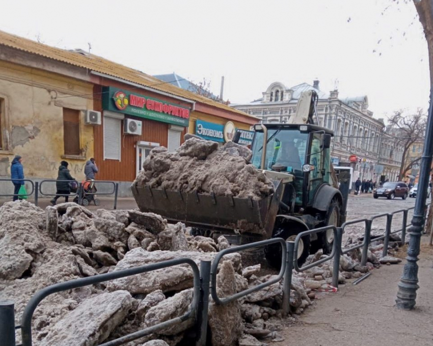 Коммунальщики Астрахани бросили все силы на борьбу с наледью на дорогах