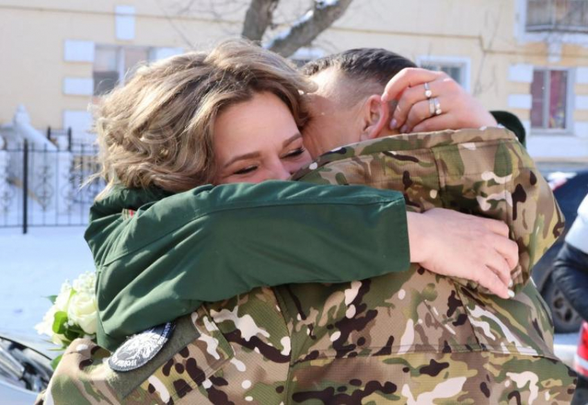 Раненый боец СВО из Саратова обручился с возлюбленной в астраханском ЗАГСе