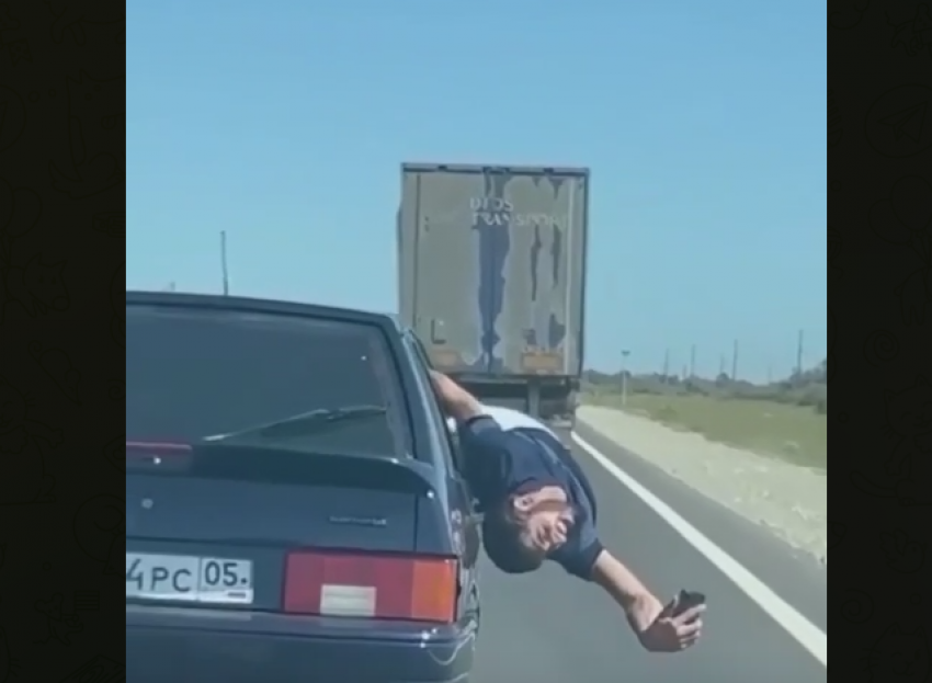 В Астрахани пассажир выгнулся «на мостик» из автомобиля для селфи