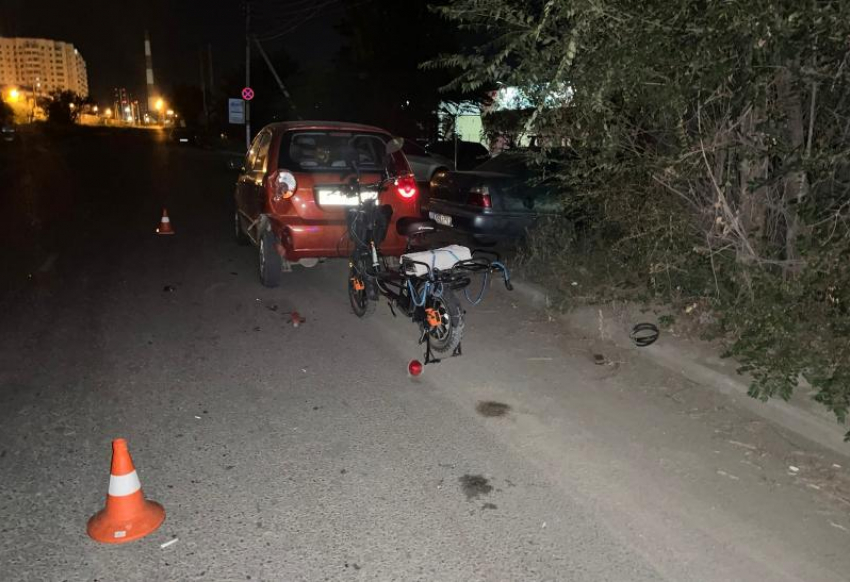 Астраханец на электросамокате устроил ДТП с припаркованной машиной