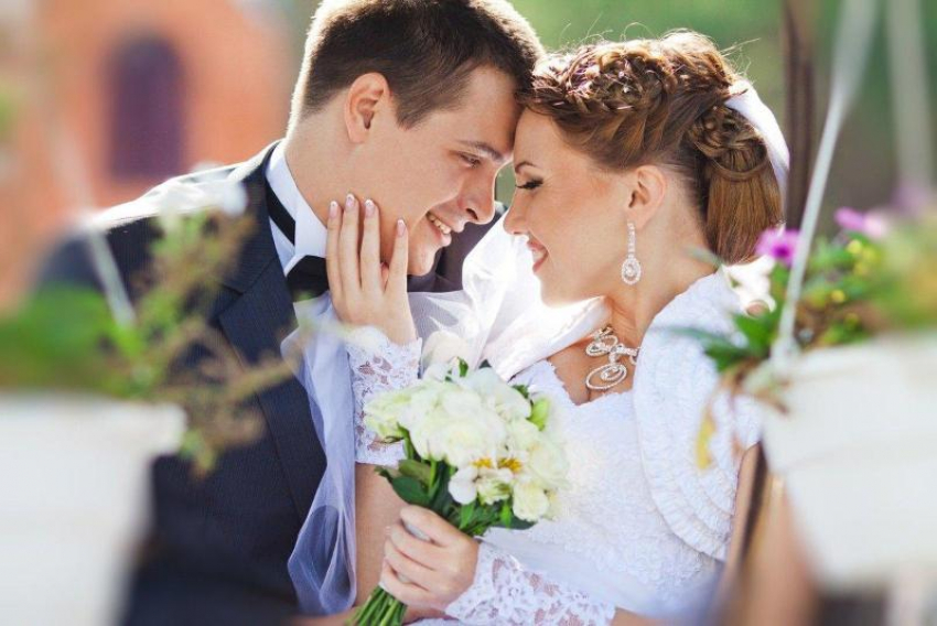 За 8 месяцев 2022 года в Астраханской области зарегистрировано 3280 браков
