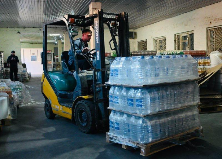 Астраханская область собрала для жителей ДНР гумгруз питьевой воды
