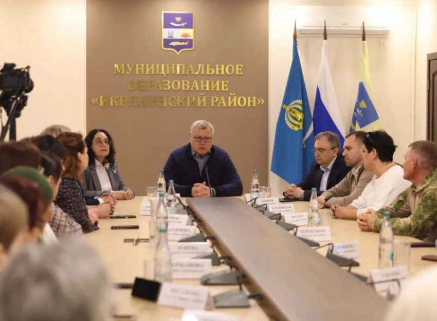 Игорь Бабушкин наградил астраханских волонтеров за поднятие боевого духа солдат