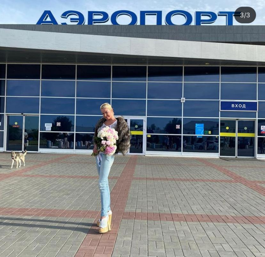 Анастасия Волочкова прилетела в Астрахань в шубе