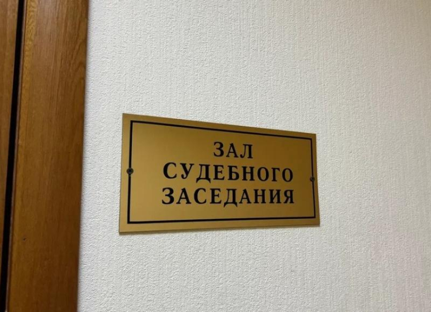 Пьяная астраханка проникла на вокзал и укусила полицейского